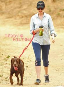 anne-hathaway-dog-walking-poop-bag__oPt